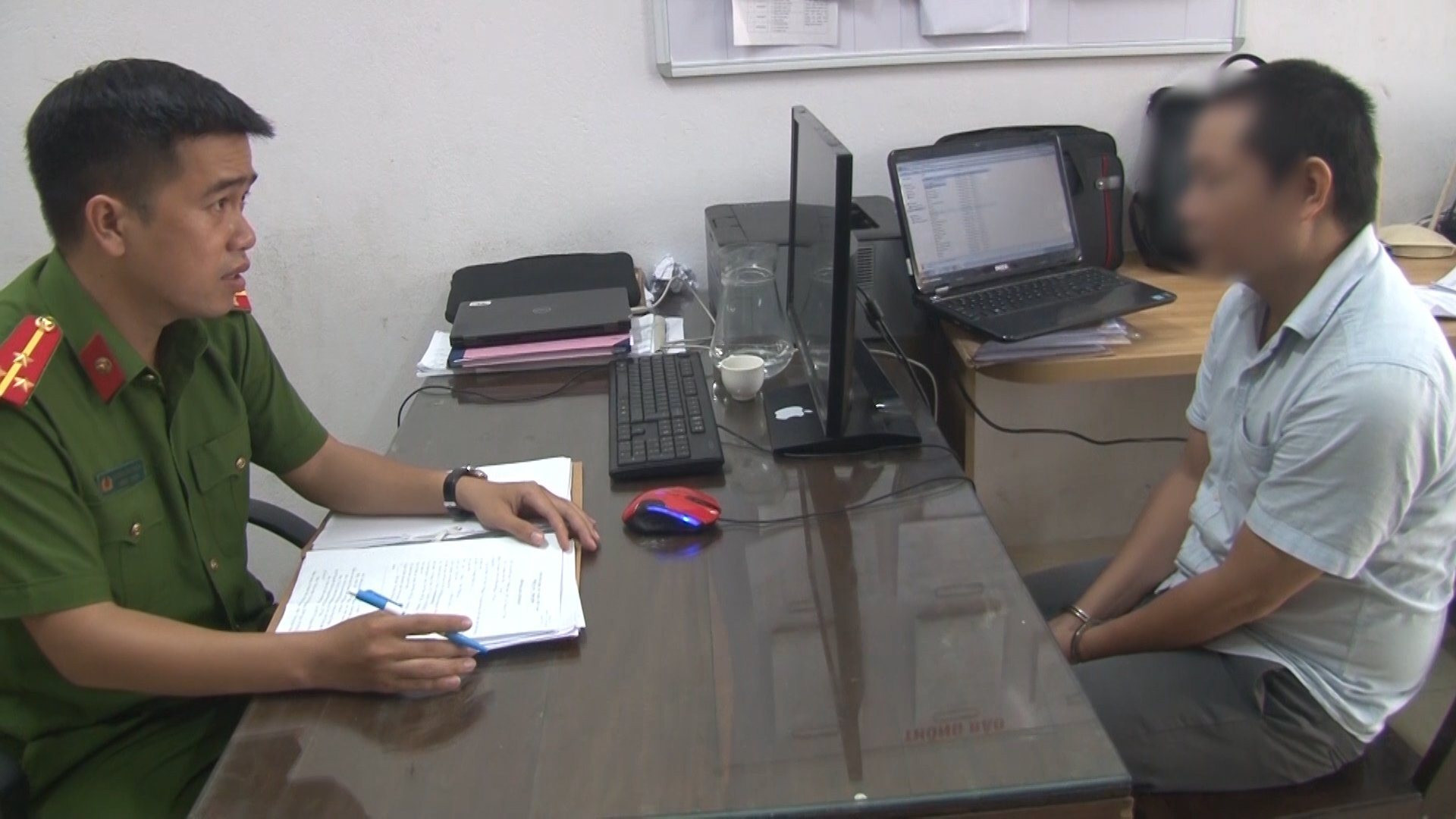 nguoi dan ong tin tuong nho nguoi la rut ho tien trong the atm va cai ket dang long 1 nguoi dan ong tin tuong nho nguoi la rut ho tien trong the atm va cai ket dang long 1