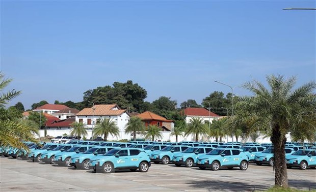 taxi dien cua ty phu pham nhat vuong lan banh khai truong tai lao 1
