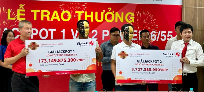 nguoi trung vietlott hon 173 ty dong ve do may chon cam thay binh thuong trong buoi nhan thuong 2 nguoi trung vietlott hon 173 ty dong ve do may chon cam thay binh thuong trong buoi nhan thuong 2