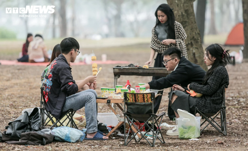 nguoi ha noi do ve cong vien yen so cam trai trong ngay dau ky nghi le tet duong lich 2024 5 nguoi ha noi do ve cong vien yen so cam trai trong ngay dau ky nghi le tet duong lich 2024 5