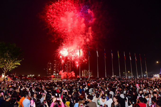 man nhan voi man phao hoa ruc ro tren bau troi tphcm chao don nam moi 2024 10 man nhan voi man phao hoa ruc ro tren bau troi tphcm chao don nam moi 2024 10