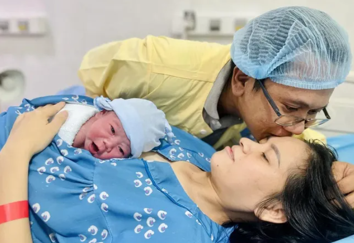 ngam nhung cong dan nhi chao doi vao khoanh khac chuyen giao sang nam moi 2024 10 ngam nhung cong dan nhi chao doi vao khoanh khac chuyen giao sang nam moi 2024 10