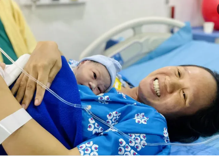 ngam nhung cong dan nhi chao doi vao khoanh khac chuyen giao sang nam moi 2024 12 ngam nhung cong dan nhi chao doi vao khoanh khac chuyen giao sang nam moi 2024 12