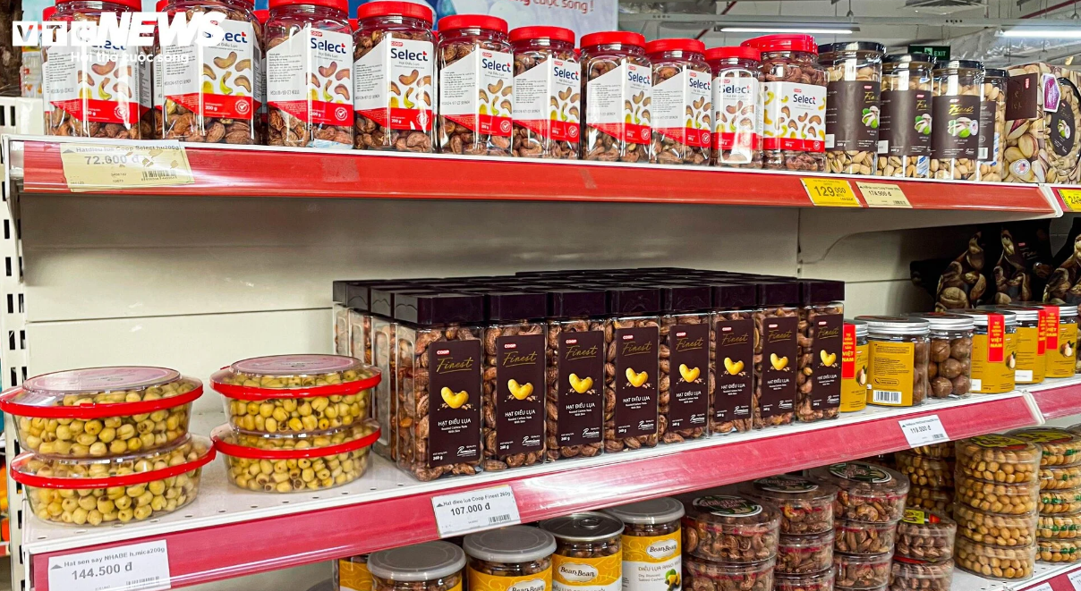 hang tet doi dao chat nhu nui tren ke o sieu thi ha noi 11 hang tet doi dao chat nhu nui tren ke o sieu thi ha noi 11