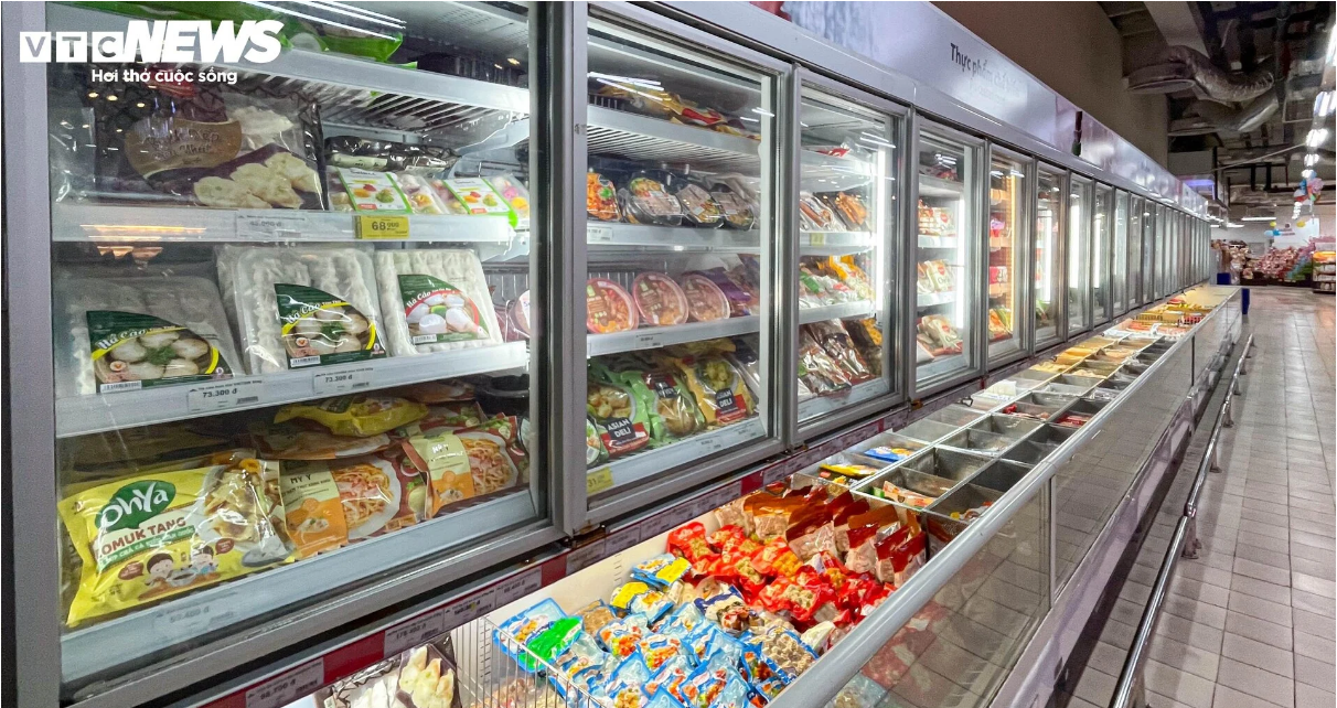 hang tet doi dao chat nhu nui tren ke o sieu thi ha noi 15 hang tet doi dao chat nhu nui tren ke o sieu thi ha noi 15