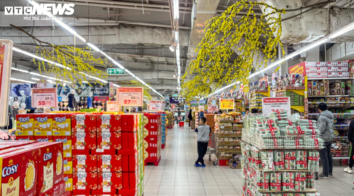 hang tet doi dao chat nhu nui tren ke o sieu thi ha noi 2 hang tet doi dao chat nhu nui tren ke o sieu thi ha noi 2