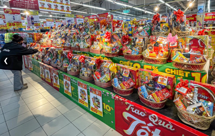 hang tet doi dao chat nhu nui tren ke o sieu thi ha noi 4 hang tet doi dao chat nhu nui tren ke o sieu thi ha noi 4