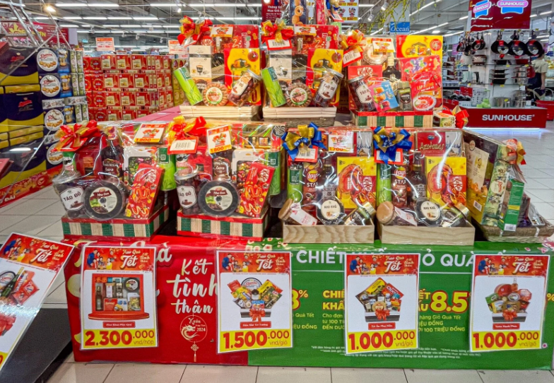hang tet doi dao chat nhu nui tren ke o sieu thi ha noi 5 hang tet doi dao chat nhu nui tren ke o sieu thi ha noi 5