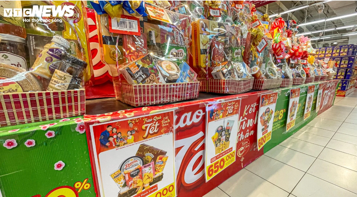hang tet doi dao chat nhu nui tren ke o sieu thi ha noi 6 hang tet doi dao chat nhu nui tren ke o sieu thi ha noi 6