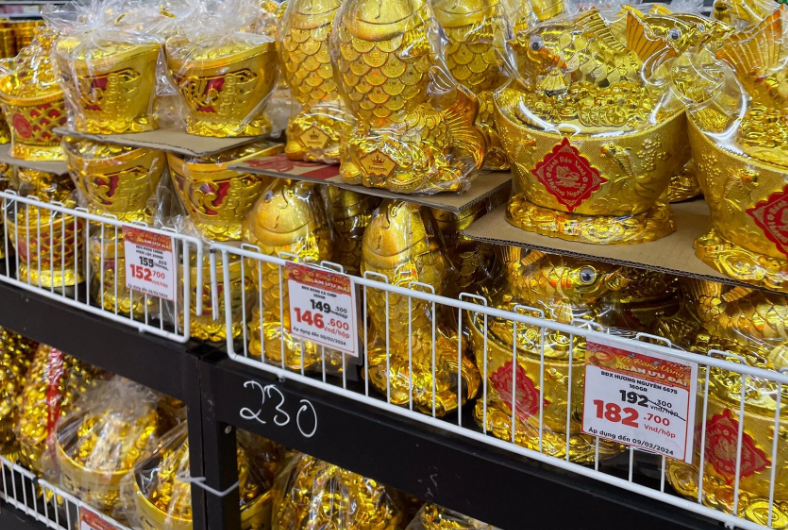 hang tet doi dao chat nhu nui tren ke o sieu thi ha noi 7 hang tet doi dao chat nhu nui tren ke o sieu thi ha noi 7