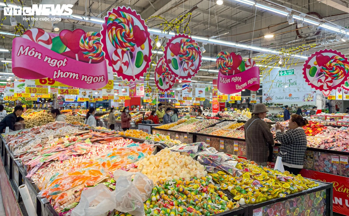 hang tet doi dao chat nhu nui tren ke o sieu thi ha noi 9 hang tet doi dao chat nhu nui tren ke o sieu thi ha noi 9