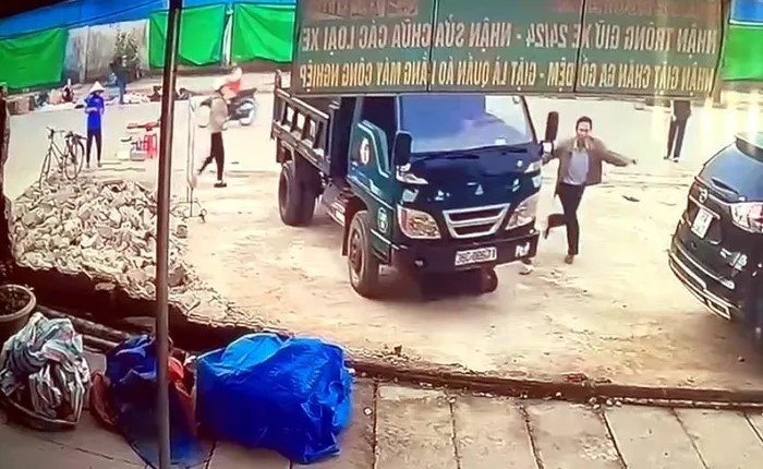 thanh hoa dieu tra vu tai xe xe tai tong nam thanh nien dang ngoi ben duong 1