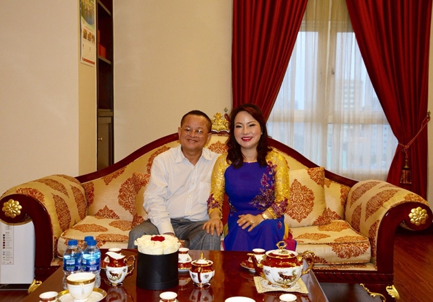 gai ruou nha vua tom minh phu giau co va bi an nhan gan 400 ty dong co phieu cua cong ty bo me 4 gai ruou nha vua tom minh phu giau co va bi an nhan gan 400 ty dong co phieu cua cong ty bo me 4