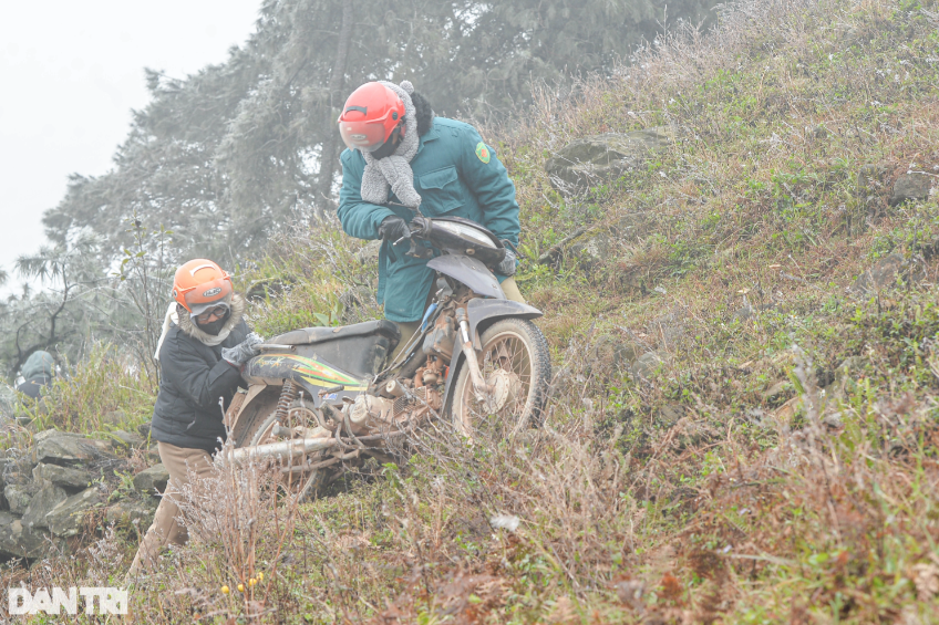 du khach do xo di ngam bang gia duong len dinh mau son un tac nghiem trong 4
