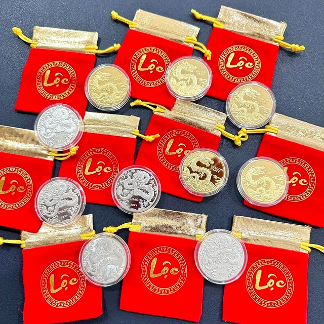 khach chiu choi chi tien trieu mua tien luu niem tien 2 usd in hinh rong ma vang de li xi 2
