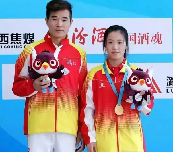 hlv ban sung trung quoc to bi an chan tien thuong trang tron 2 hlv ban sung trung quoc to bi an chan tien thuong trang tron 2