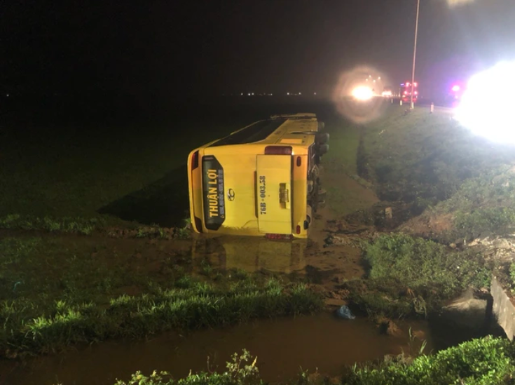 hien truong vu lat xe khach cho nguoi ve que an tet dem 29 tet 2