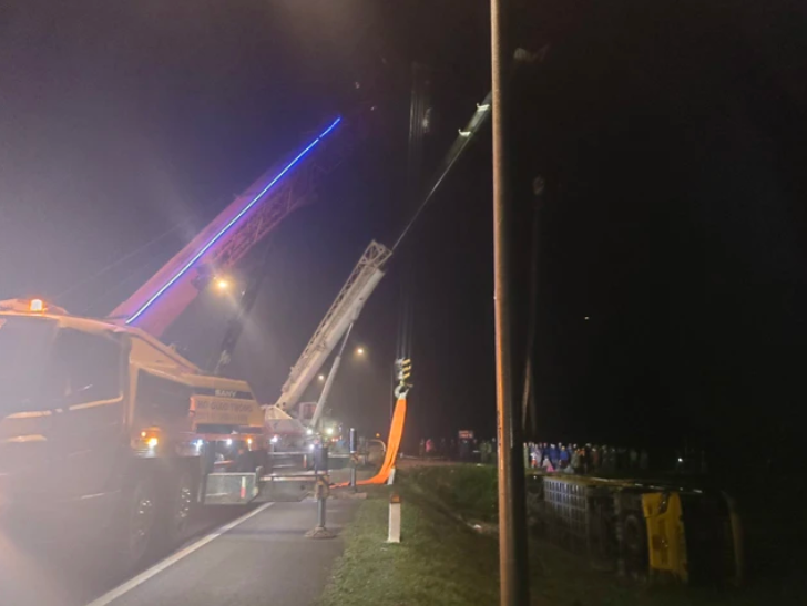 hien truong vu lat xe khach cho nguoi ve que an tet dem 29 tet 3