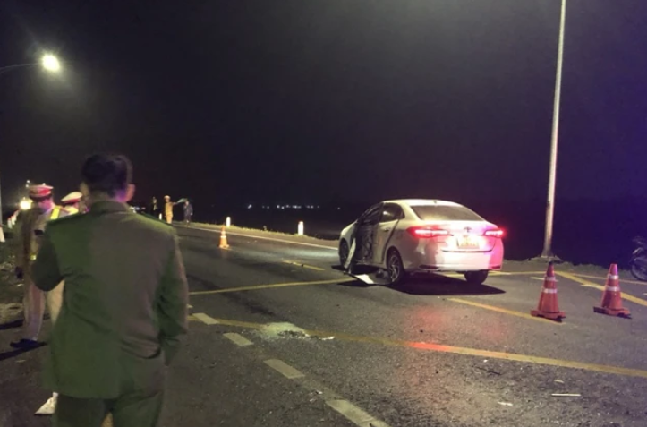 hien truong vu lat xe khach cho nguoi ve que an tet dem 29 tet 4