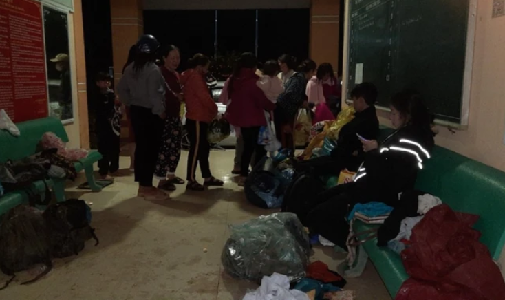 hien truong vu lat xe khach cho nguoi ve que an tet dem 29 tet 5