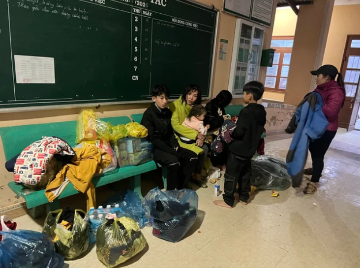 hien truong vu lat xe khach cho nguoi ve que an tet dem 29 tet 6