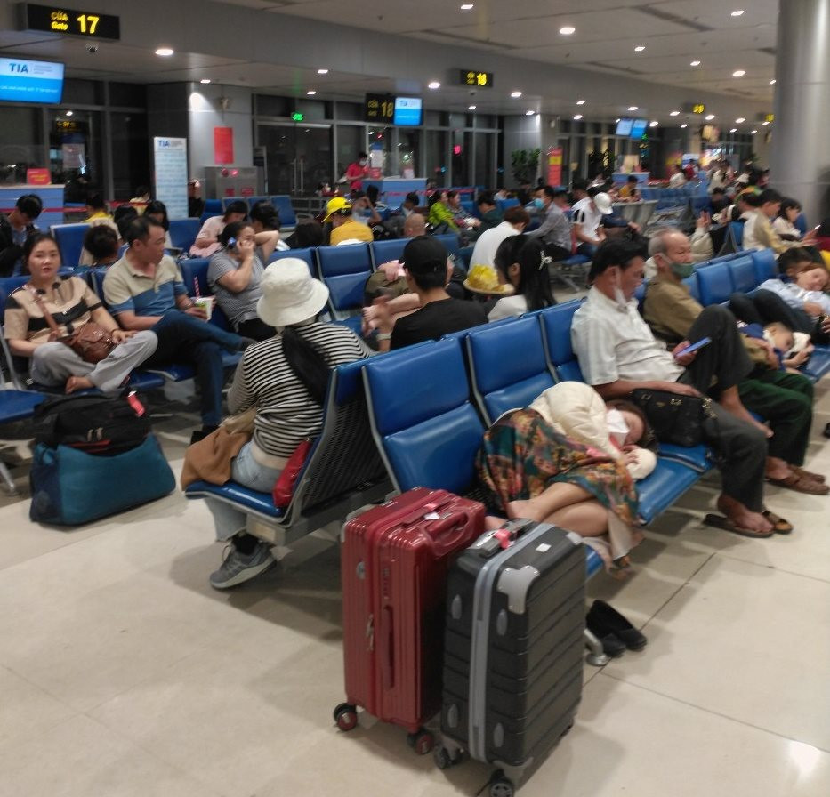 khach un un bay dem ve san bay tan son nhat ngay mung 5 tet xac lap dinh moi tet giap thin 2