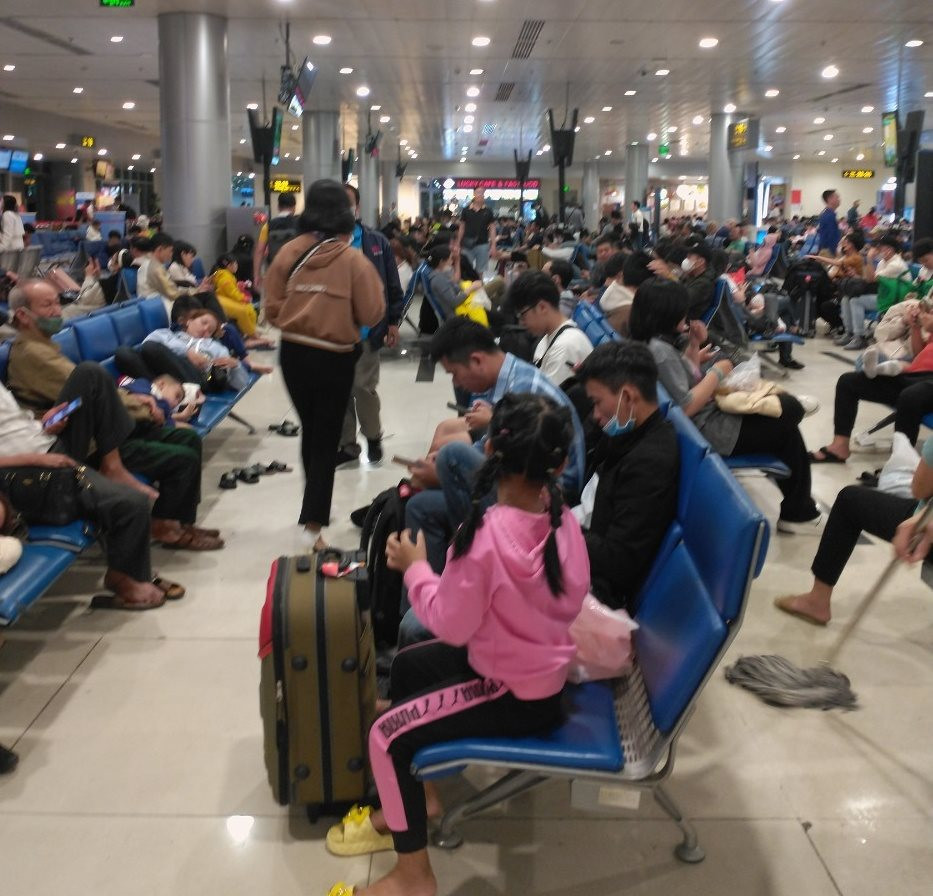 khach un un bay dem ve san bay tan son nhat ngay mung 5 tet xac lap dinh moi tet giap thin 3