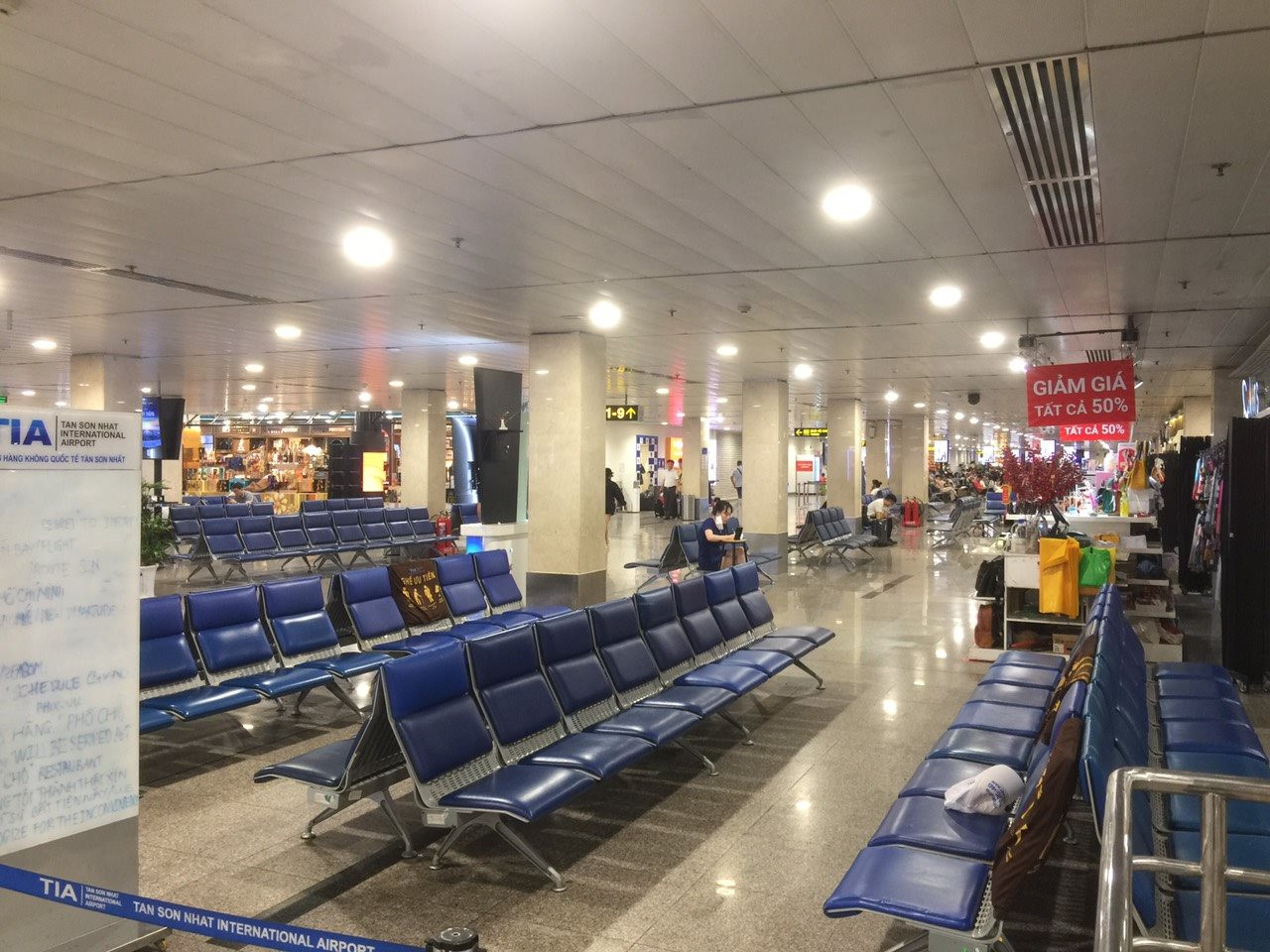 khach un un bay dem ve san bay tan son nhat ngay mung 5 tet xac lap dinh moi tet giap thin 5