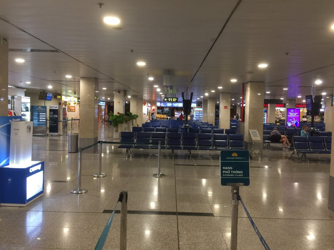 khach un un bay dem ve san bay tan son nhat ngay mung 5 tet xac lap dinh moi tet giap thin 6