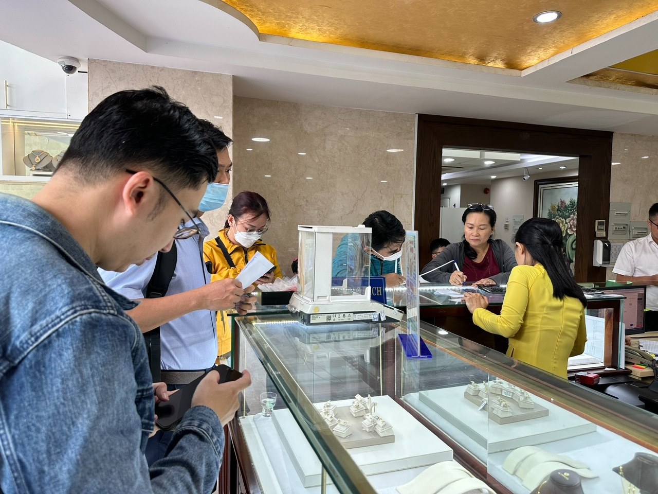 gia vang giam manh nguoi dan chen chan di mua vang truoc ngay via than tai 1