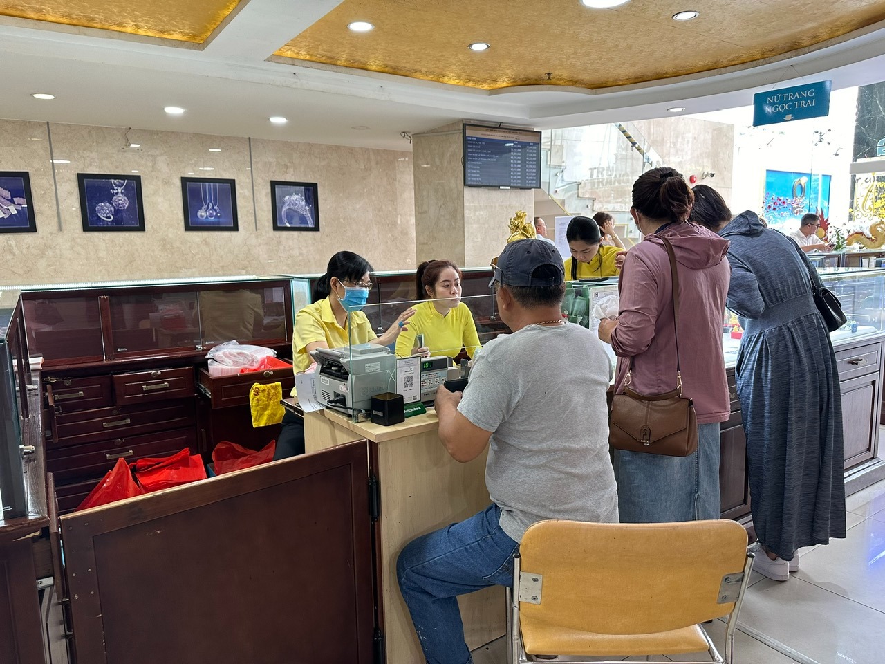 gia vang giam manh nguoi dan chen chan di mua vang truoc ngay via than tai 2