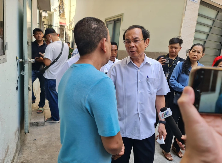 bi thu thanh uy tp hcm tham hoi dong vien gia dinh cac nan nhan vu chay o quan 10 1