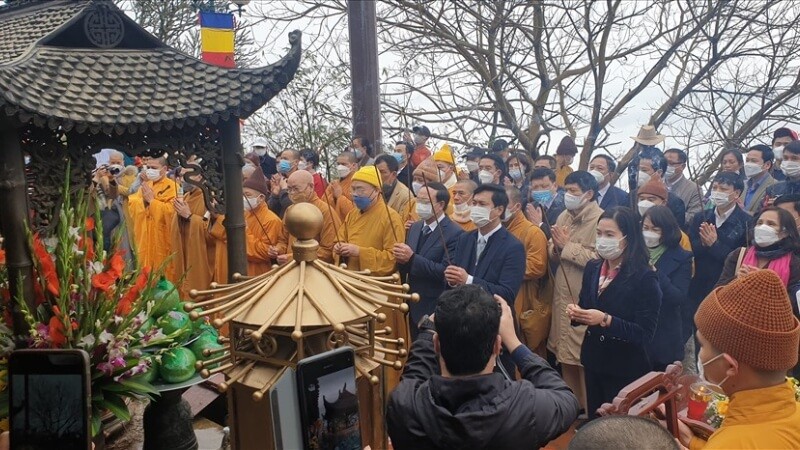 hang van du khach do ve yen tu truoc ngay khai hoi 21