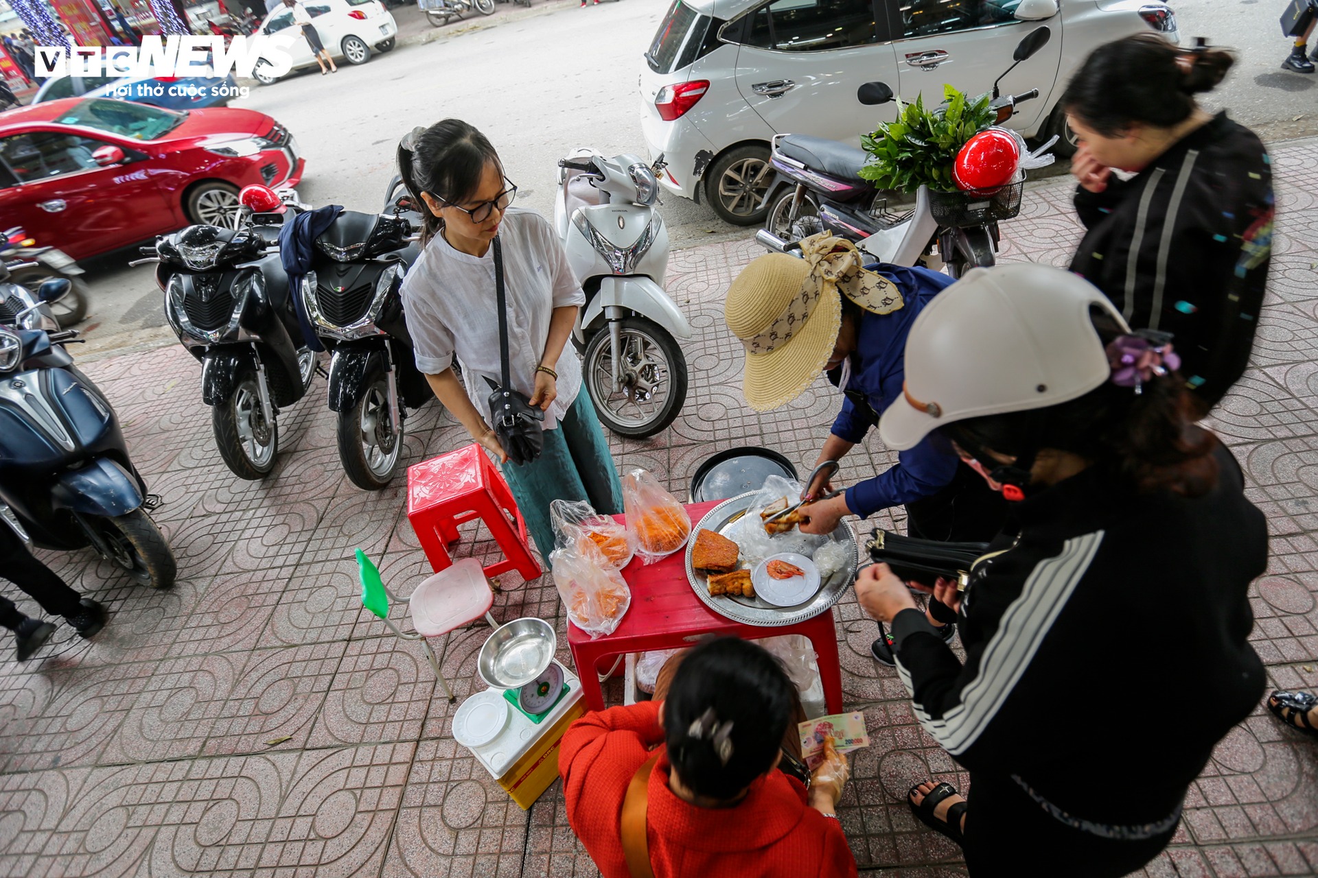 hot bac tu ban mam cung tam sen le duong ngay via than tai 6
