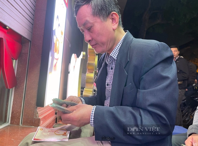 nguoi dan ong tich tru hon 2 cay vang sau 12 nam dung xep hang mua vang ngay via than tai 2