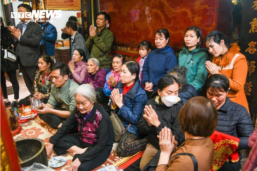 nguoi dan doi mua ve le den tran truoc gio khai an 10