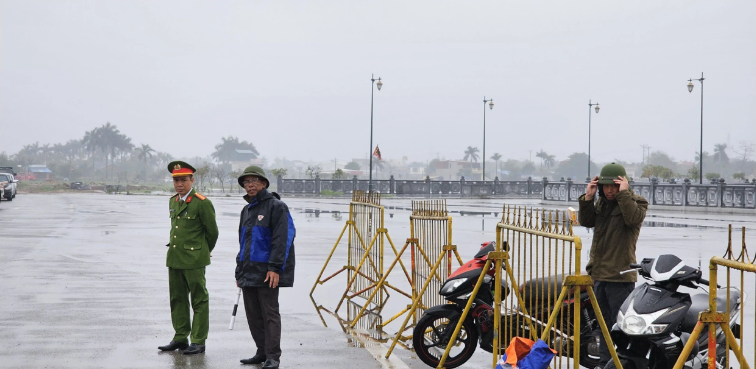 nguoi dan doi mua ve le den tran truoc gio khai an 2