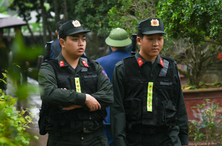 nguoi dan doi mua ve le den tran truoc gio khai an 3