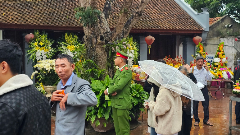nguoi dan doi mua ve le den tran truoc gio khai an 4