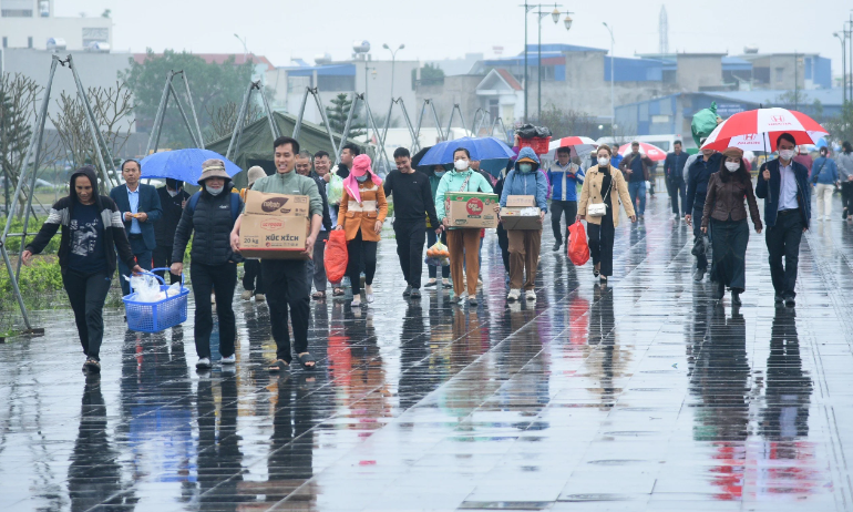 nguoi dan doi mua ve le den tran truoc gio khai an 5