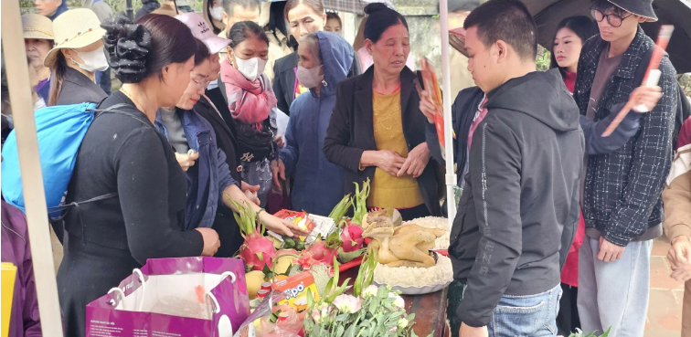 nguoi dan doi mua ve le den tran truoc gio khai an 6