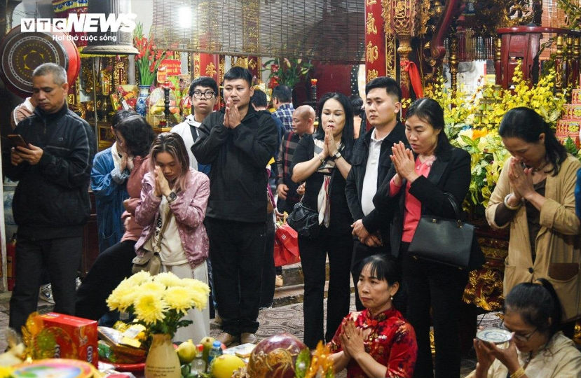 nguoi dan doi mua ve le den tran truoc gio khai an 7