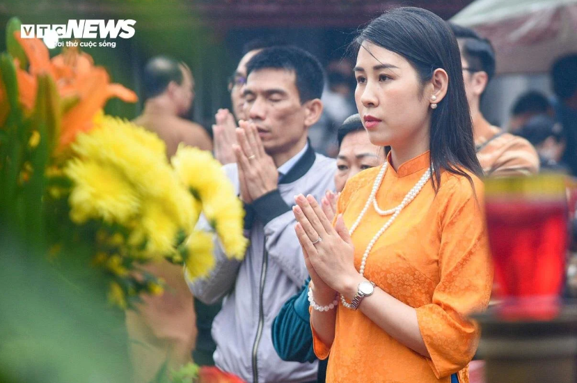 nguoi dan doi mua ve le den tran truoc gio khai an 8