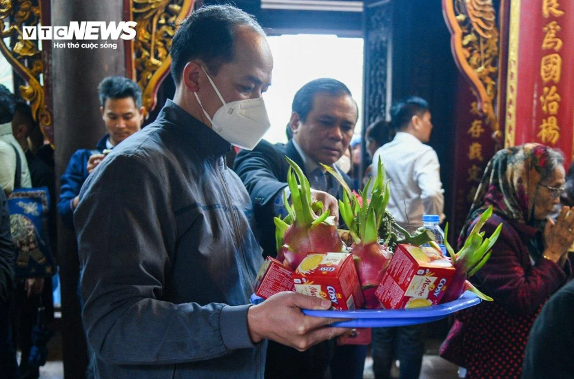 nguoi dan doi mua ve le den tran truoc gio khai an 9