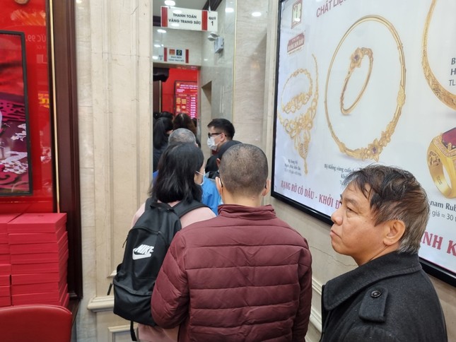 nhon nhip mua ban vang du gia tang cao tiem vang phai phat phieu phan luong khach 1 nhon nhip mua ban vang du gia tang cao tiem vang phai phat phieu phan luong khach 1