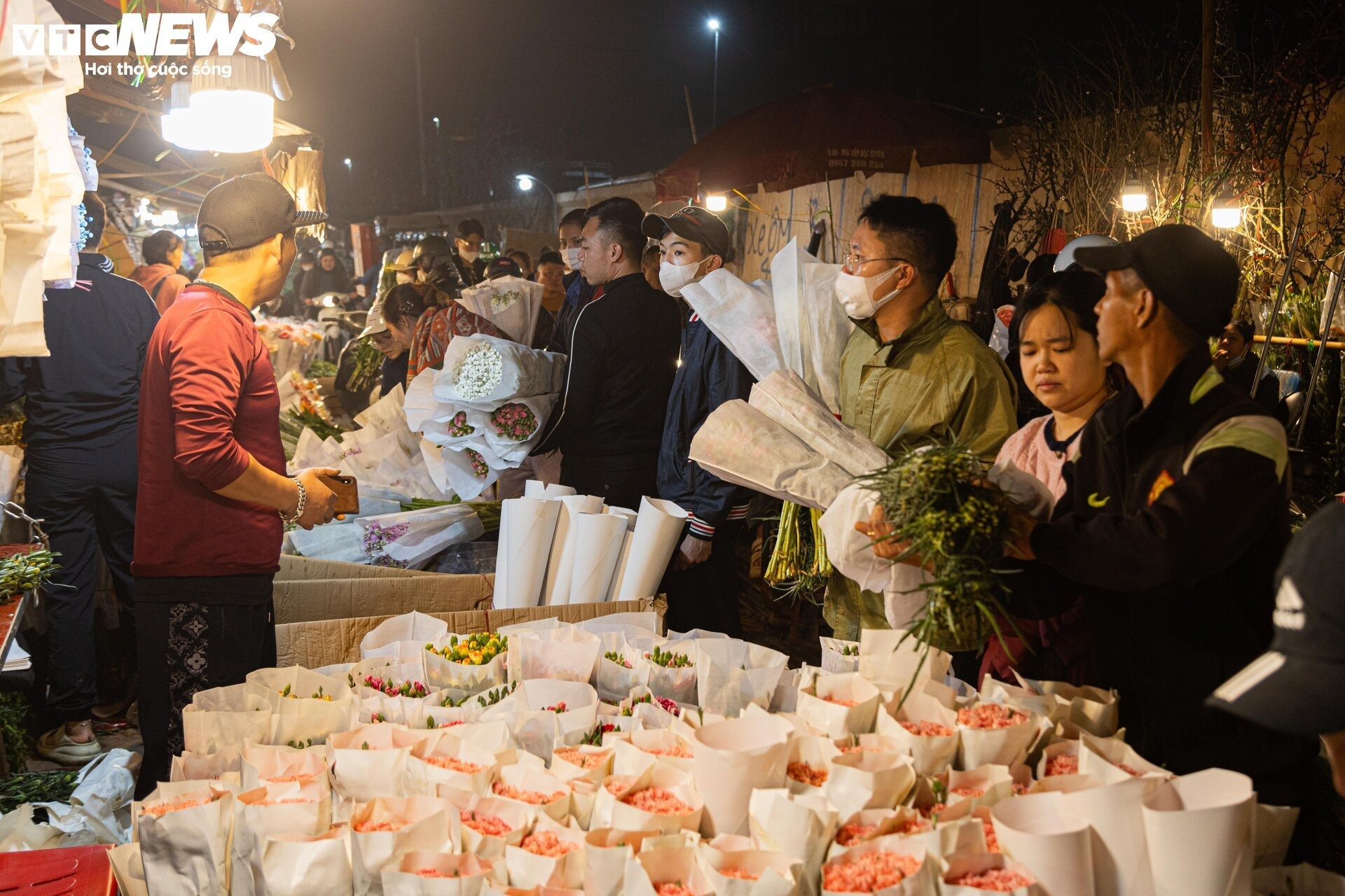 canh nhon nhip tai cho hoa lon nhat ha noi truoc ngay 8 3 12