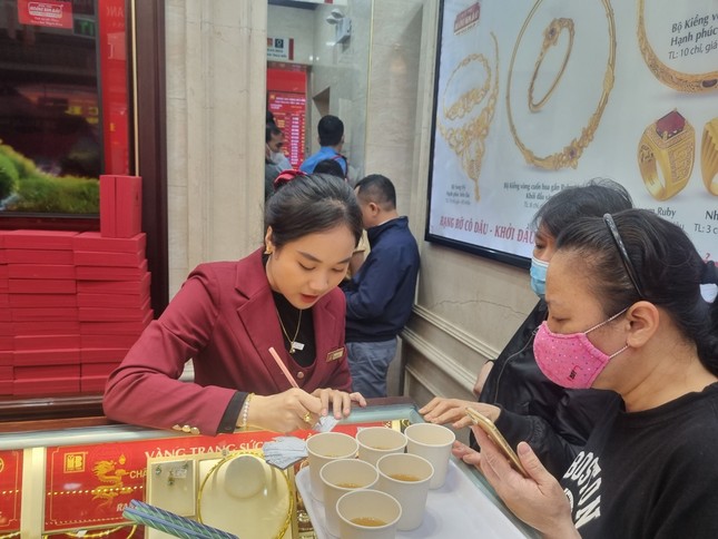 gia vang gan 82 trieu dong nhieu noi khong co hang khach mua phai cho gan thang 4 gia vang gan 82 trieu dong nhieu noi khong co hang khach mua phai cho gan thang 4
