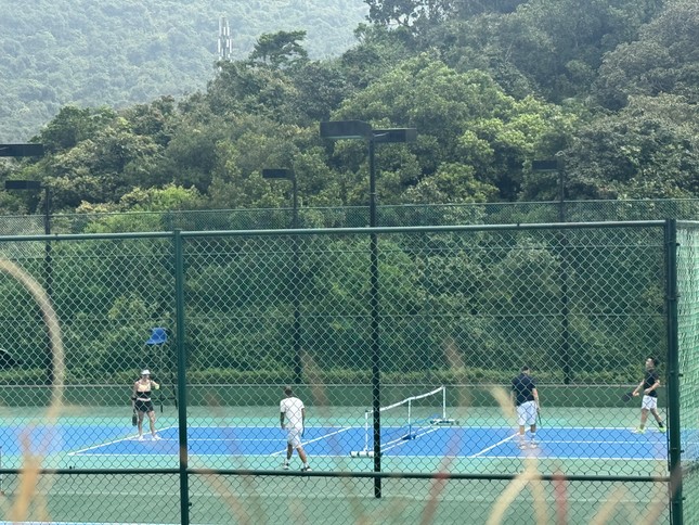 hinh anh ty phu bill gates va ban gai choi tennis o da nang 2