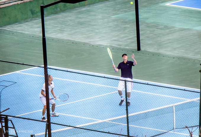hinh anh ty phu bill gates va ban gai choi tennis o da nang 3