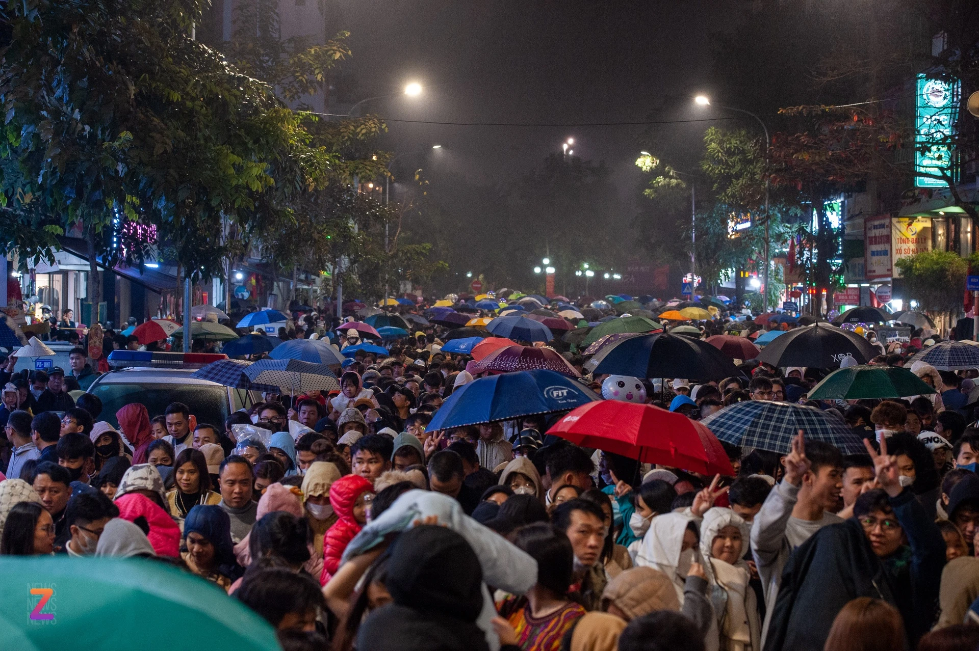 nguoi dan doi mua de xem trinh dien drone o ho tay 